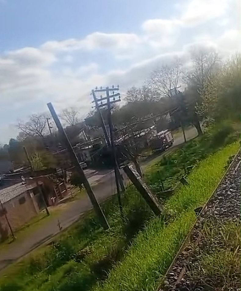 Los Bomberos de Lomas llegando al lugar del incendio, en Turdera.