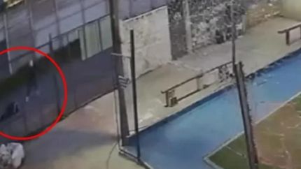 El ataque quedó filmado por una cámara de seguridad.