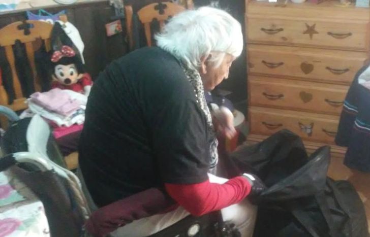 Álida en acción: ya prepara la ropa para ser destinada a muchas familias.
