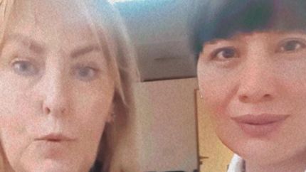 La enfermera Carina Medina (derecha) junto a su abogada, Raquel Hermida Leyenda.