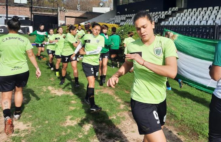 Valentina Bosio volvió al gol en Floresta.