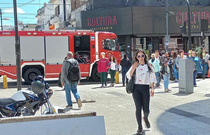 Una dotación de los Bomberos de Lomas, sobre Laprida y Alem.
