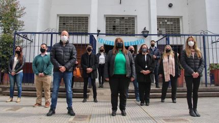 Los funcionarios en la puerta del ENAM.