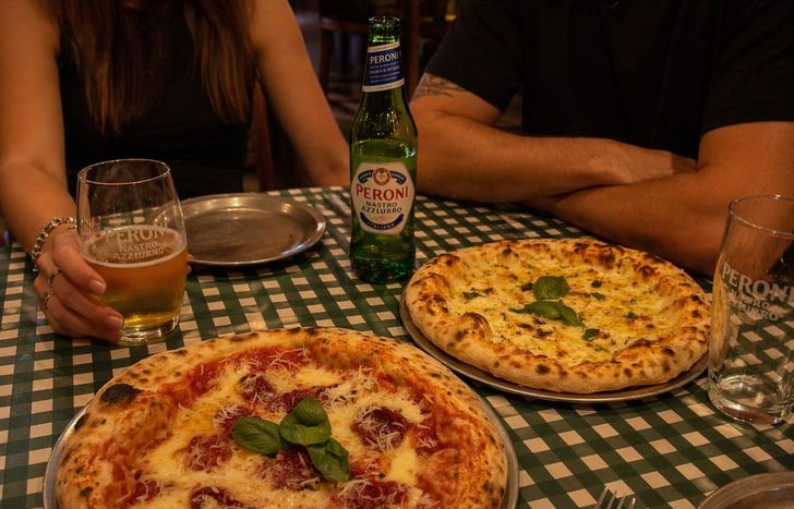 La pizzería de Banfield destaca por sus pizzas de estilo napolitana.