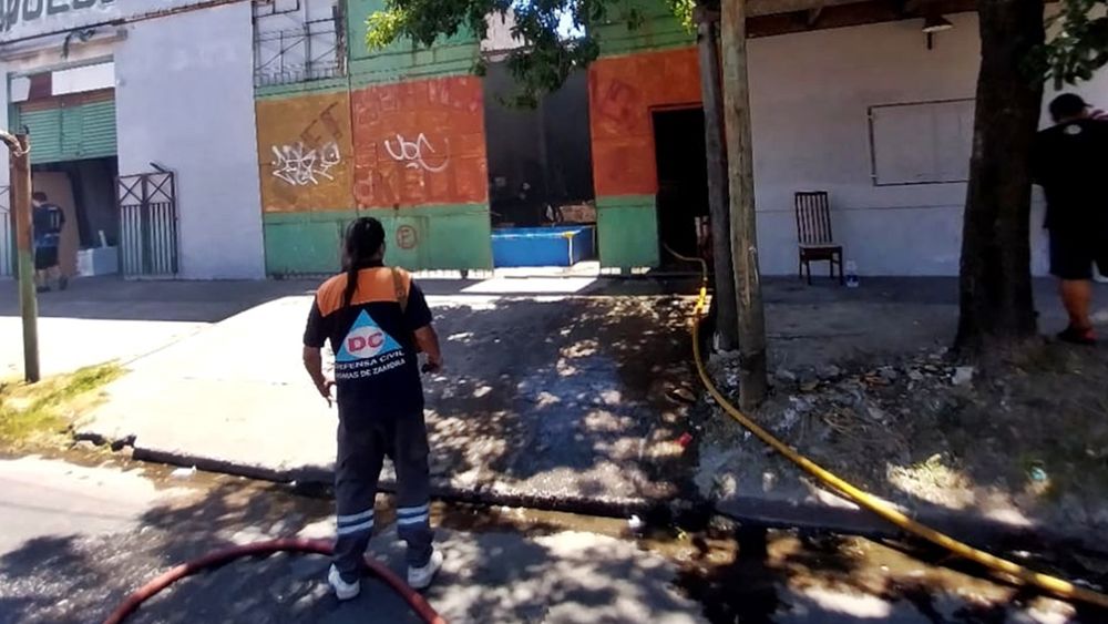 Siguen los incendios en Lomas: el fuego afectó una mueblería