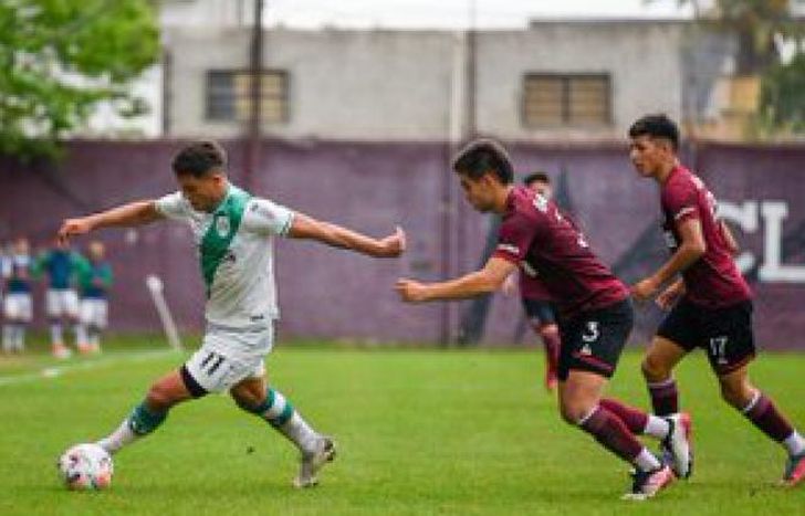 Echeverría domina la pelota frente a dos rivales.