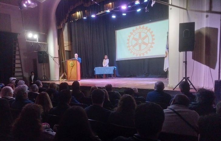 El Rotary Club de Lomas reconoció a servidores públicos y a los mejores promedios universitarios