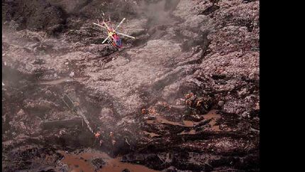 Un helicóptero de bomberos sobrevuela el desastre