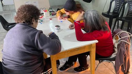 Estimular la mente a través de actividades escritas y orales.