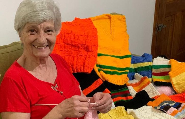 Mirta de Banfield va a tejer para los niños y niñas.