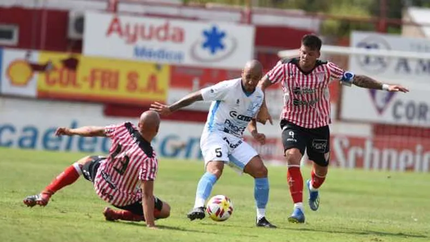 Los Andes y Temperley, los que jugaron con ambas camisetas. Los Andes y Temperley, los que jugaron con ambas camisetas.