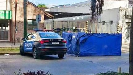 El cuerpo del hombre fue tapado por la Policía.