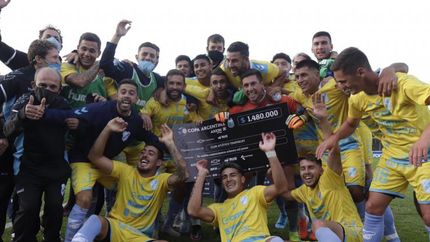 El plantel celebra con el cheque en su poder. El plantel celebra con el cheque en su poder.