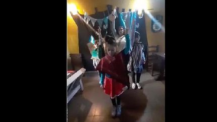 Son hermanos y representaron el Himno en lengua de señas para fomentar la inclusión