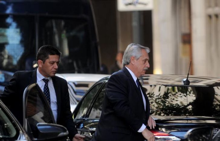 Alberto Fernández visitó durante una hora a Cristina Kirchner en su departamento de Recoleta.