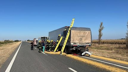 Fuerte choque entre dos camiones en la ruta. Fuerte choque entre dos camiones en la ruta.