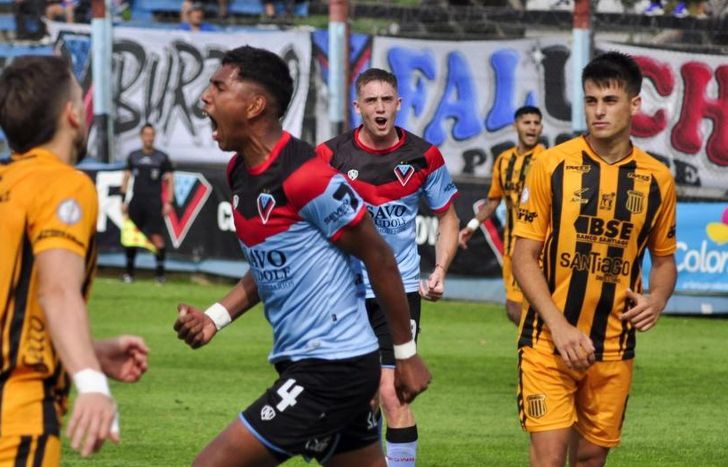 Carlos Aguirre anotó el primer gol de Brown en el empate 2-2 ante Mitre.