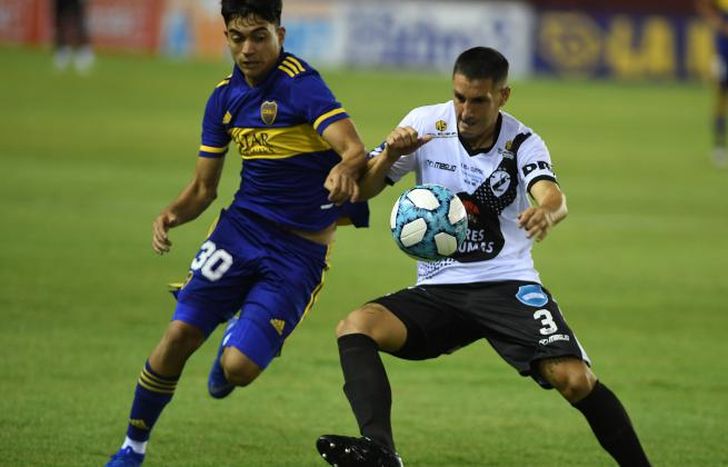 Claypole, con garra y una idea clara, complica a Boca.