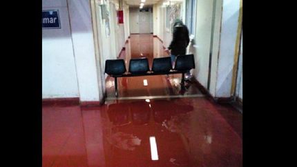 el hospital onativia inundado con residuos cloacales
