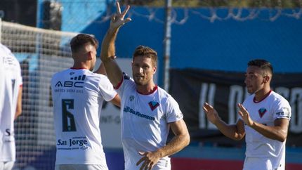 Mayola festeja, después la lesión.