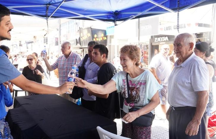 Uno de los puestos de hidratación está en la peatonal Laprida y España.