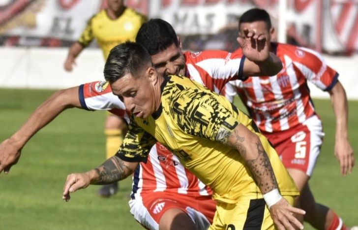 Bazán se escapa a la marca de Monserrt.