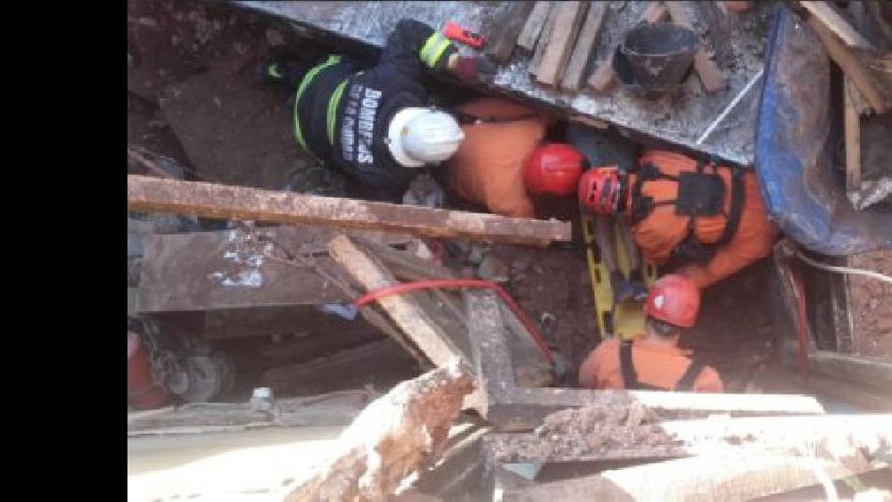 Se derrumbó la loza de una panadería en Mataderos y hay un herido en grave estado