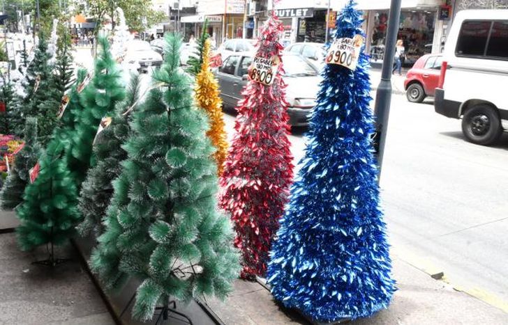 Los bazares y reagalerías ya exponen los productos en la vereda.