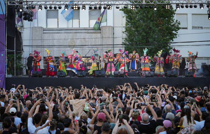 La Plaza Grigera lució colmada. La fiesta de Carnaval, un éxito rotundo.