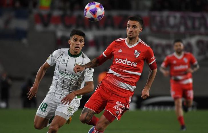Mammana y Enrique con la vista clavada en la pelota.