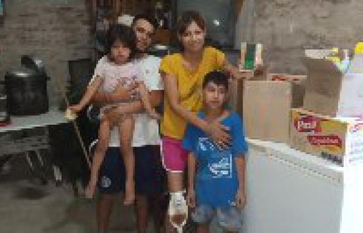 Llevan mercadería a quienes lo necesitan.