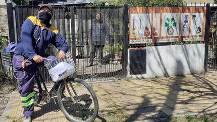 Carlos y su bici, en una de las tantas paradas que hace a diario.
