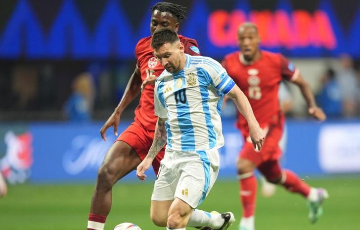 Messi encabeza un ataque.
