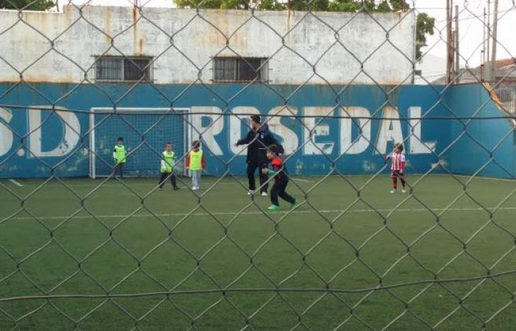 Las puertas del club están cerradas, pero siguen ayudando.