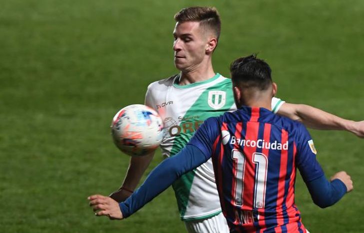 Giuliano Galoppo la lleva de pecho ante Ángel Romero.