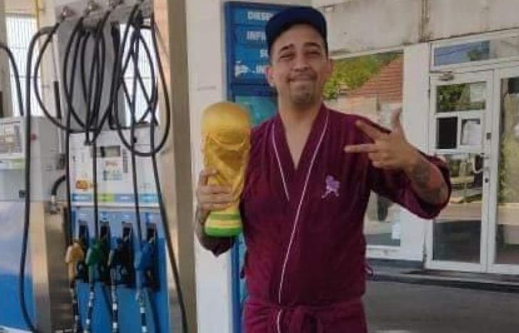 Cristian en bata con la Copa del Mundo en una YPF de Temperley.