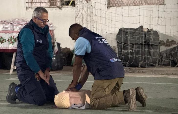 Los participantes hicieron prácticas con maniquíes.