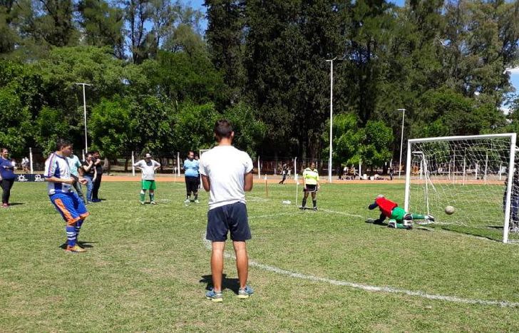 Uno de los penales con los que el equipo de Temperley pasó a la final.