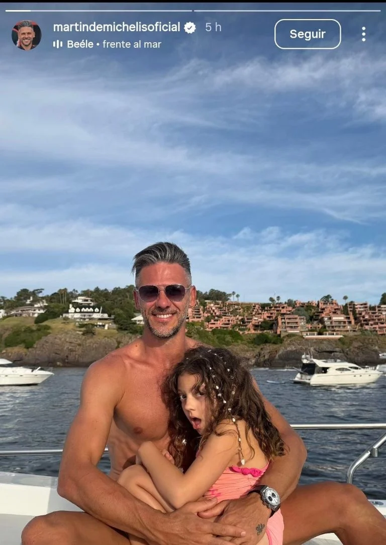 Martín Demichelis con su hija menor, que tuvo con Evagelina Anderson, en Punta del Este. 