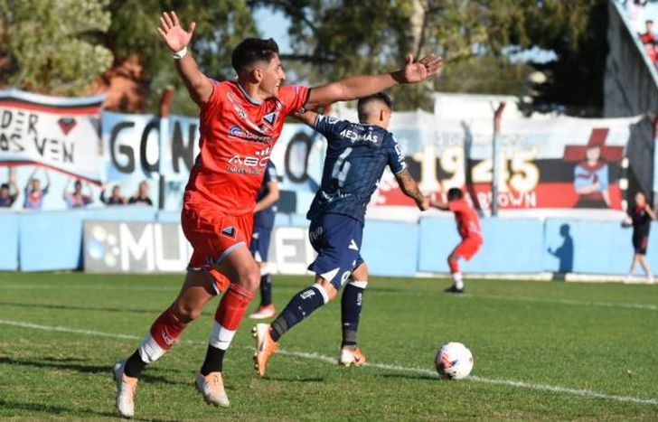 Juan Mendoza anotó el gol de Brown en la tarde de Adrogué.