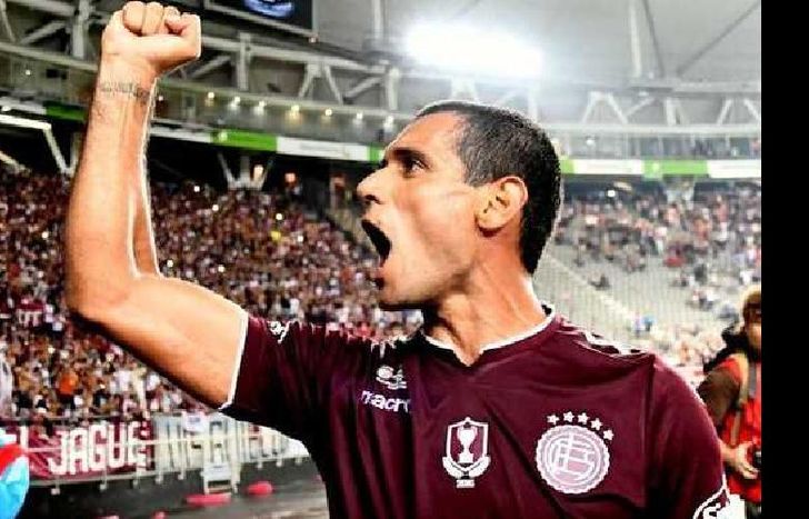 El Pepe, otra vez en Lanús. Y los hinchas, felices.