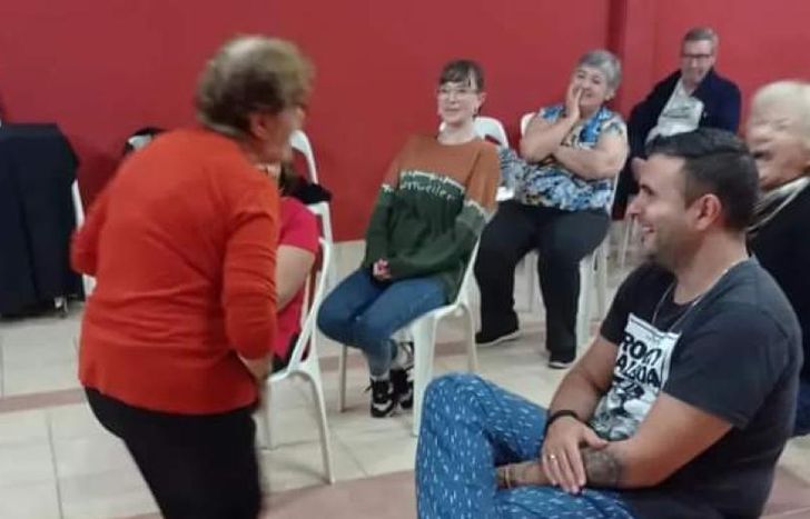 Los adultos son parte del taller de teatro. Juntos aprenden a desenvolverse y a conectar con el compañero.