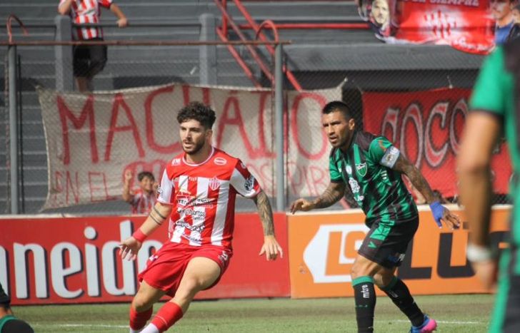Donato no llega a conectar la pelota.