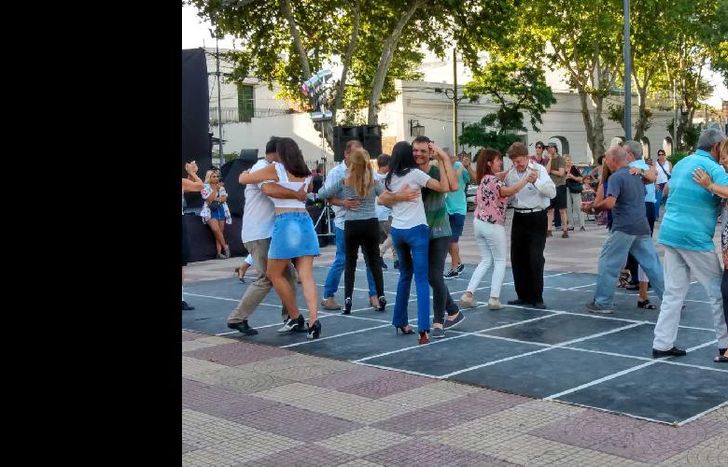 UN POCO TÍMIDOS AL PRINCIPIO, PERO CON SOLTURA DESPUÉS, LOS VECINOS ARMARON RÁPIDAMENTE PAREJAS Y SE DISPUSIERON A BAILAR.