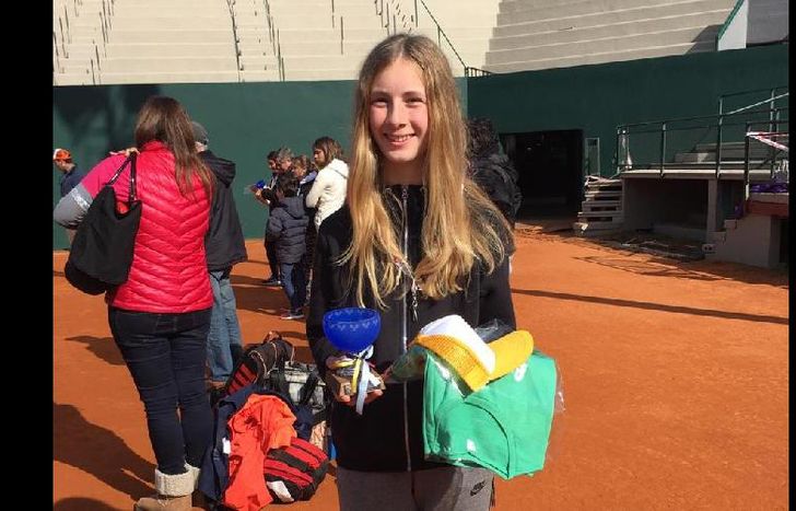 Victoria, con su título, en el Buenos Aires Lawn Tennis.