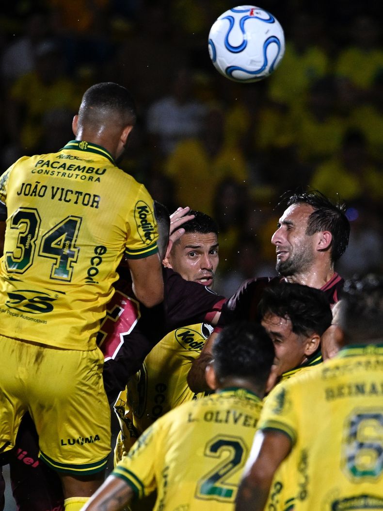 Carlos Izquierdoz en las alturas.