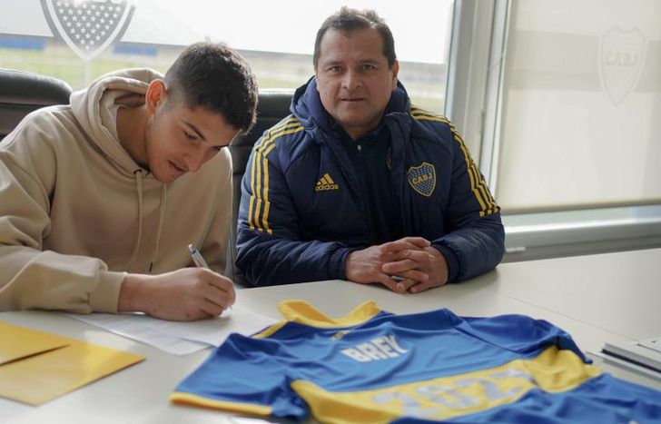 Brey firma en compañía de Delgado.
