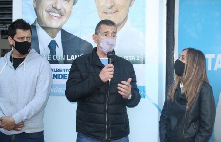 Durante la inauguración de una unidad básica en Chingolo.