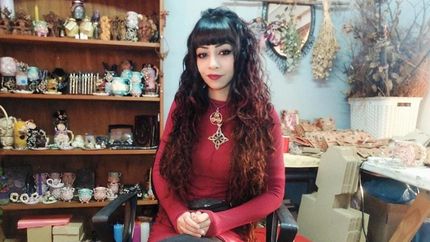 Victoria sigue vendiendo las pulseras para salvar su casa y necesita de la ayuda de todos los vecinos.