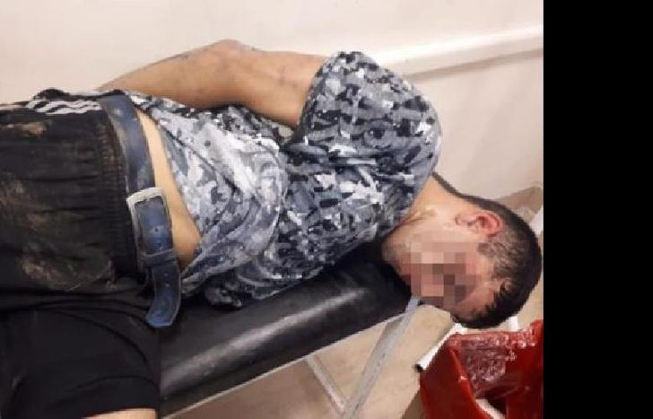 Se escondió debajo de la cama.